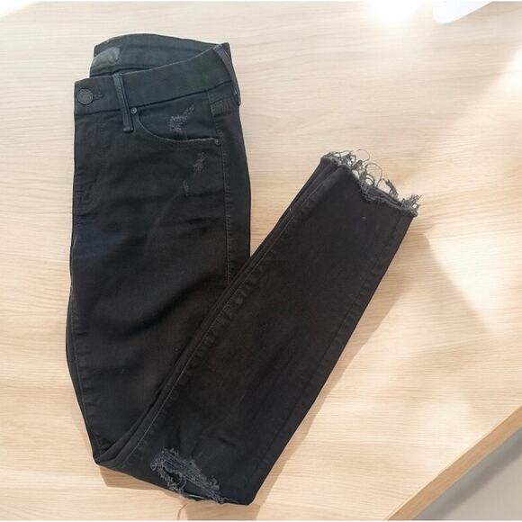 MOTHERLooker Ankle Fray in "Guilty As Sin" black washsize 25